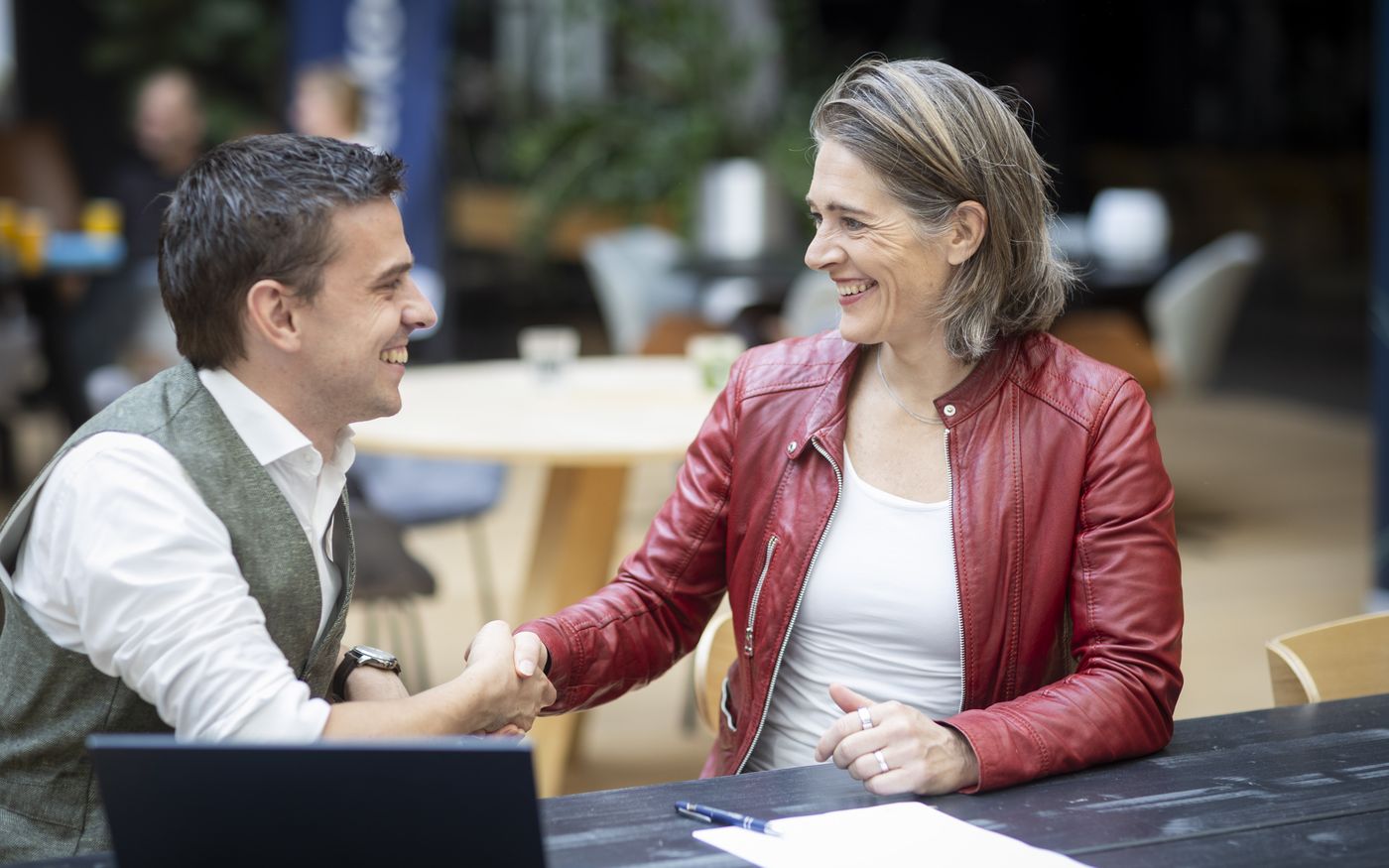 Ondernemer in onderhandeling met een branchegenoot over een overname