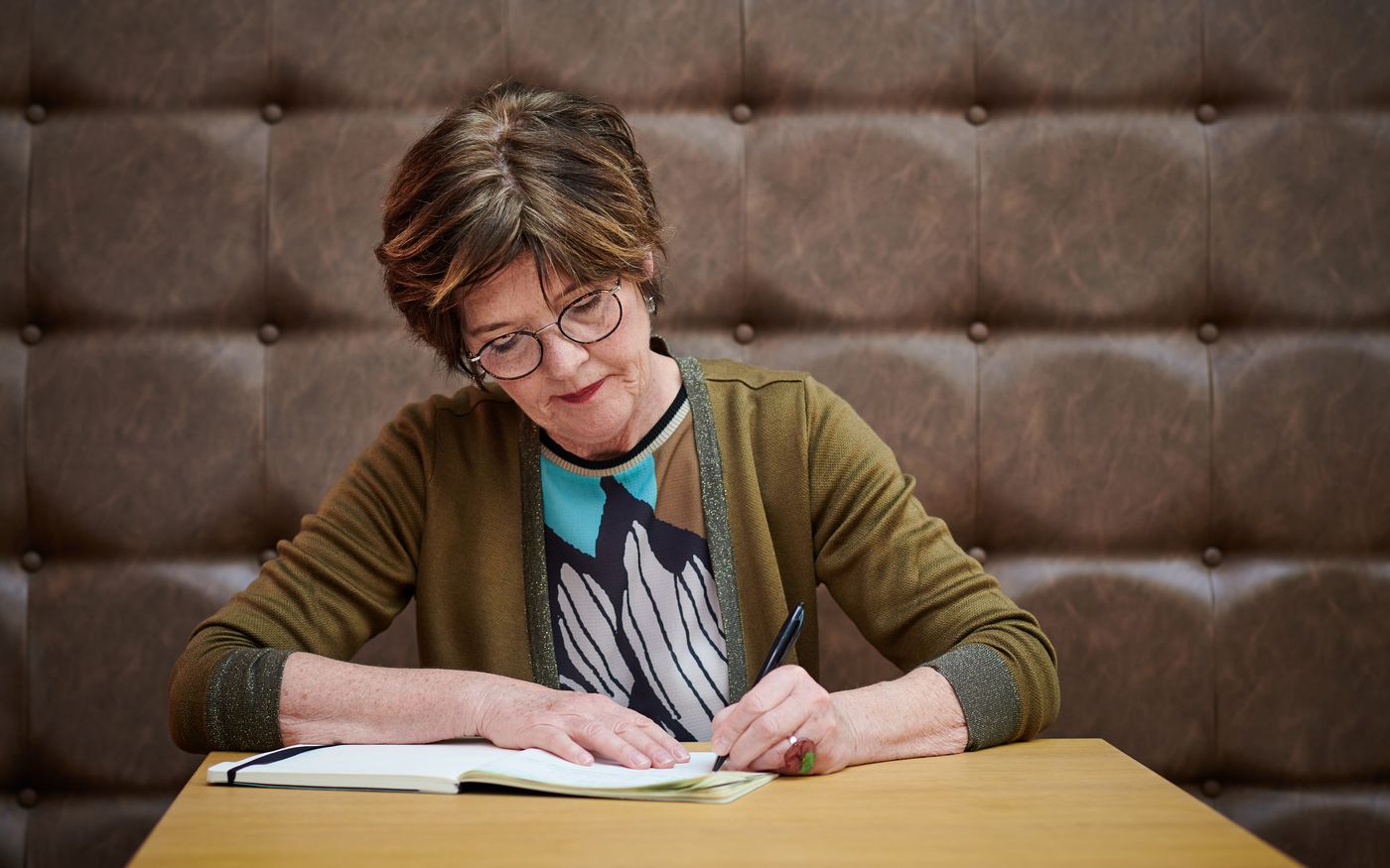 Ondernemer overlegt met adviseur en team over personeel bij de bedrijfsverkoop