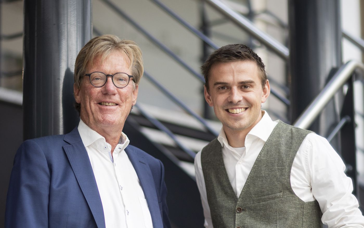 Maarten Ligthart en Bernd, adviseurs bij bedrijfsovername, samen in het kantoor