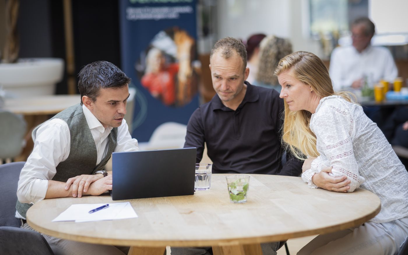 Ondernemer en adviseur lopen achter de laptop de checklist voor een SaaS-verkoop door