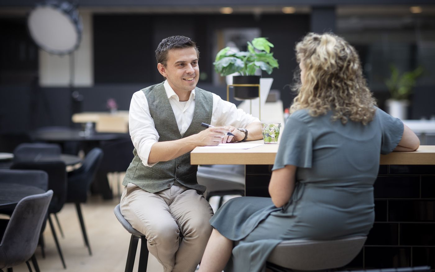 Ondernemer en koper aan tafel rond de exclusiviteitsafspraken in een deal