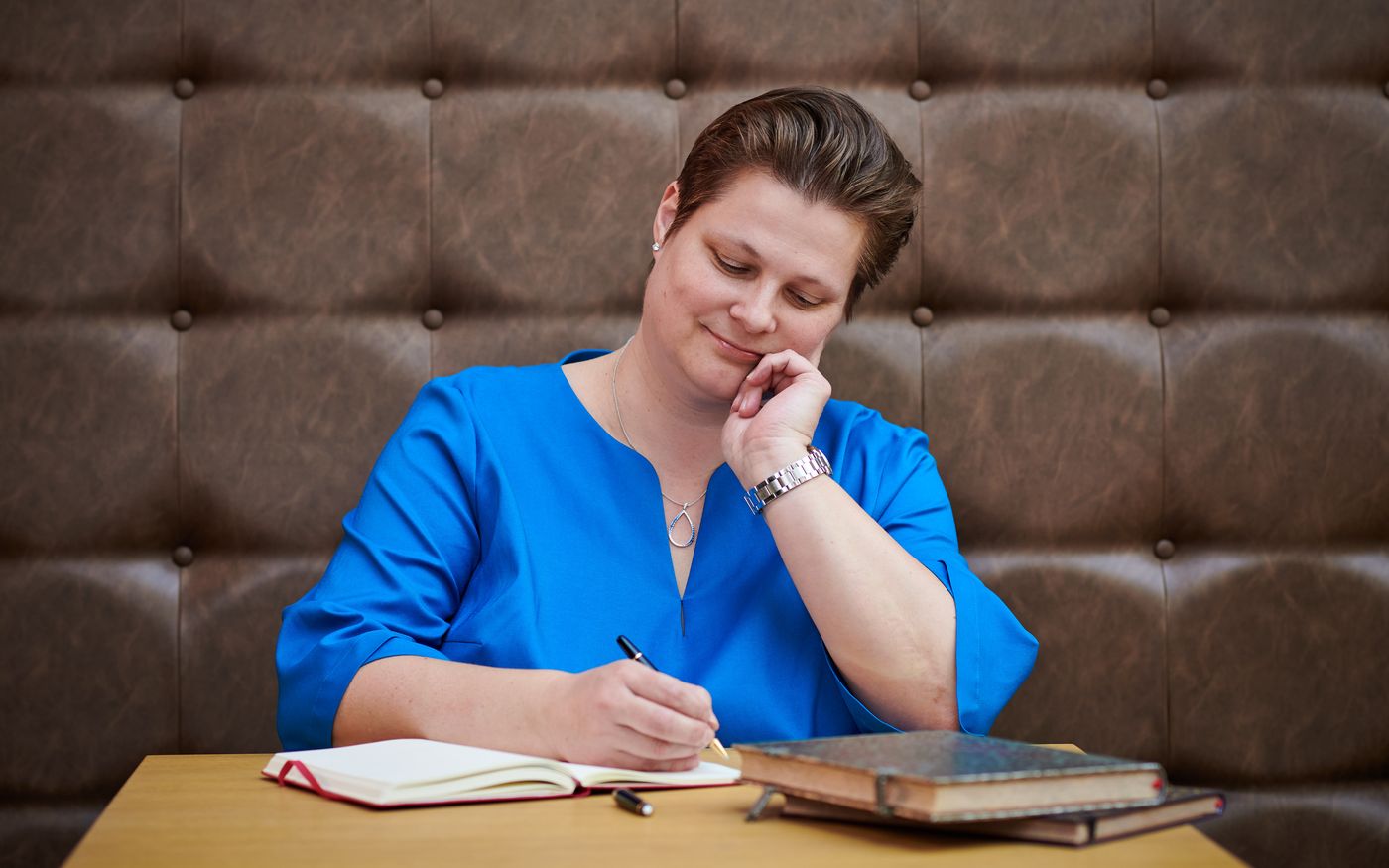 Ondernemer en adviseur nemen tijdens due diligence de documenten door