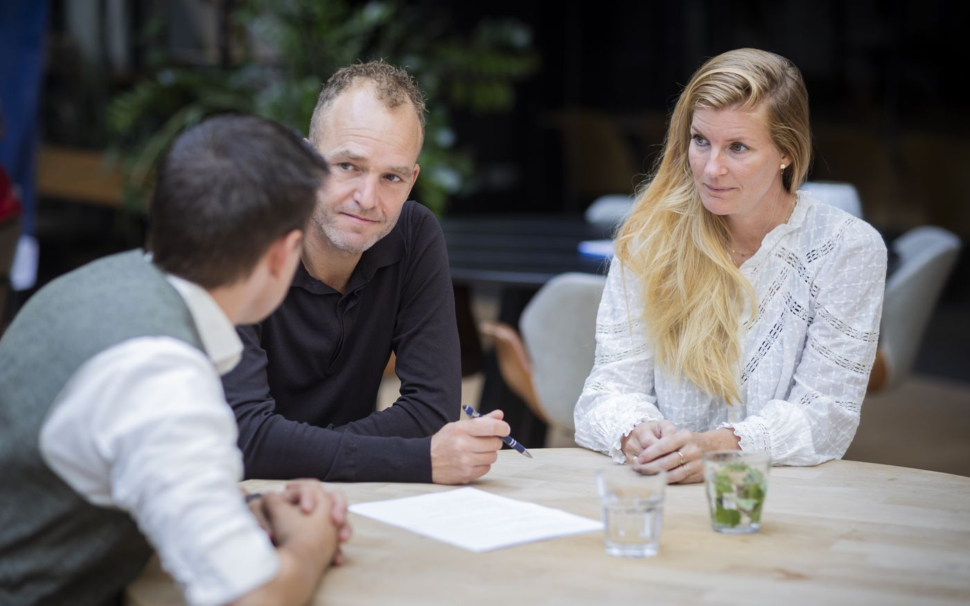 Adviseur en koper nemen tijdens due diligence de personeelsdossiers door