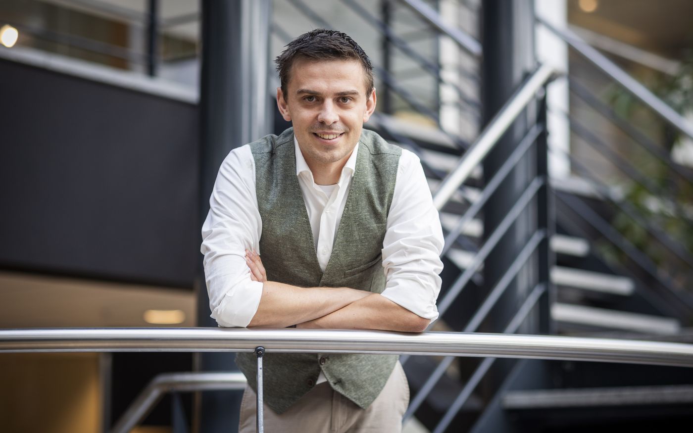 Ondernemer kijkt bedachtzaam vooruit naar een gekozen in plaats van gedwongen exit