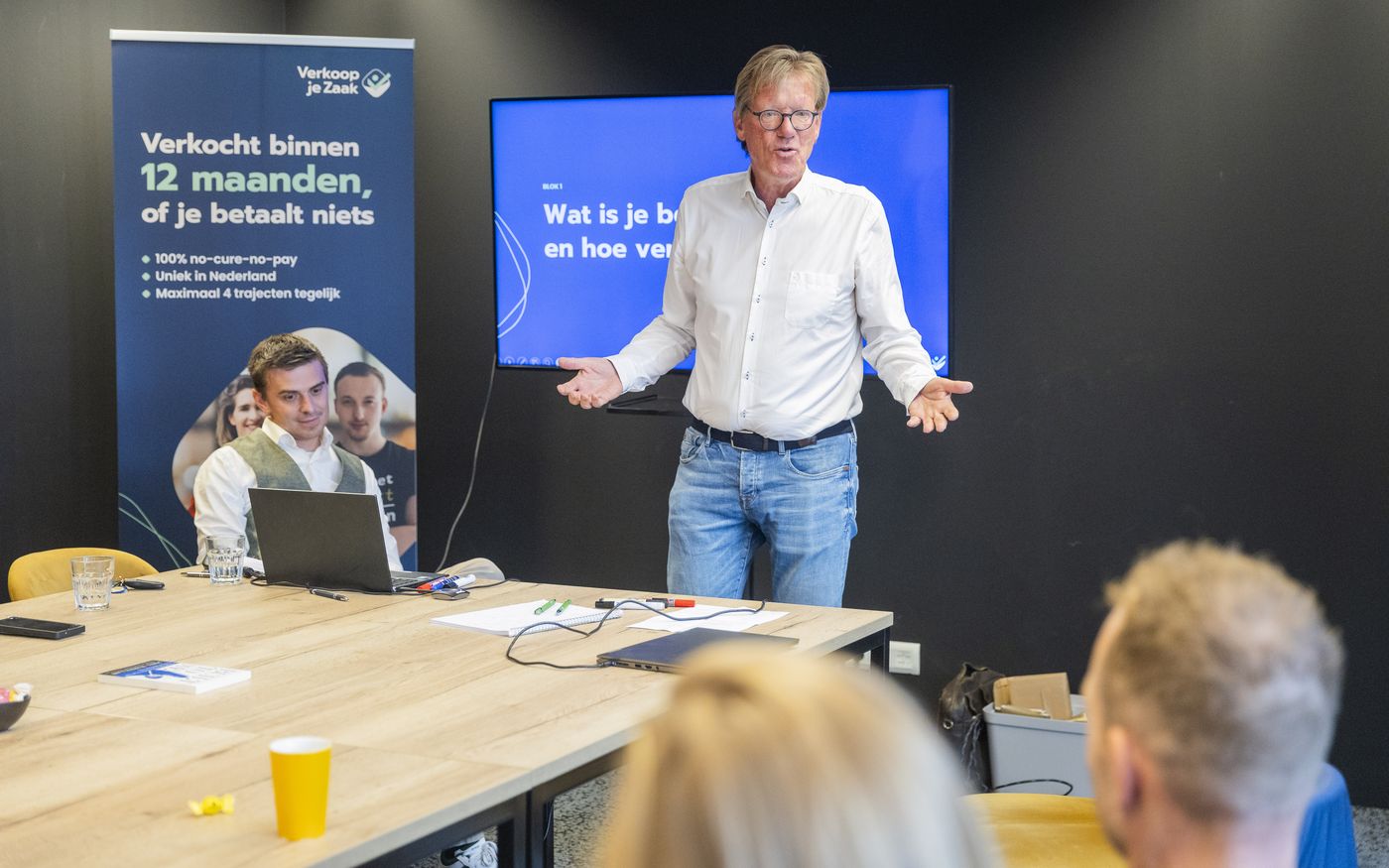Maarten Ligthart schetst tijdens een presentatie het verkoopproces van begin tot eind