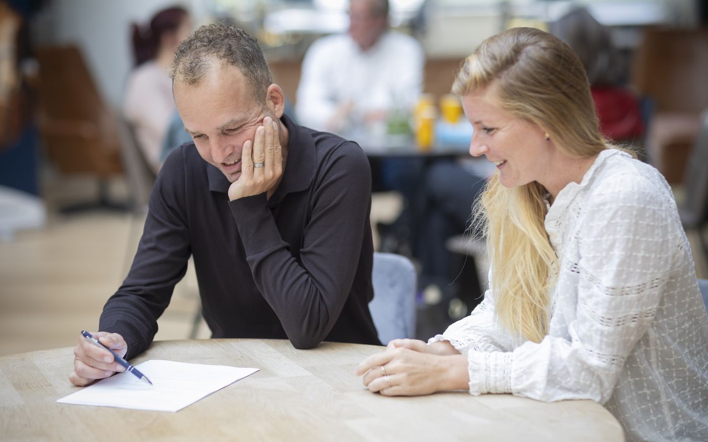 Ondernemer en adviseur werken een verkoopklaar-checklist door aan tafel