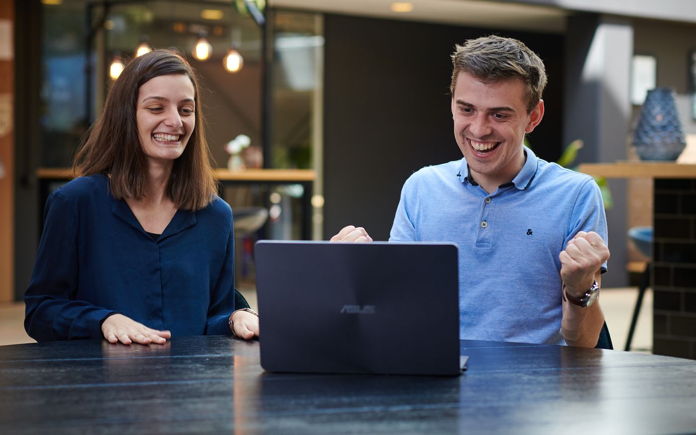 Ondernemer en adviseur bekijken achter de laptop wat een IT-bedrijf aantrekkelijk maakt voor kopers