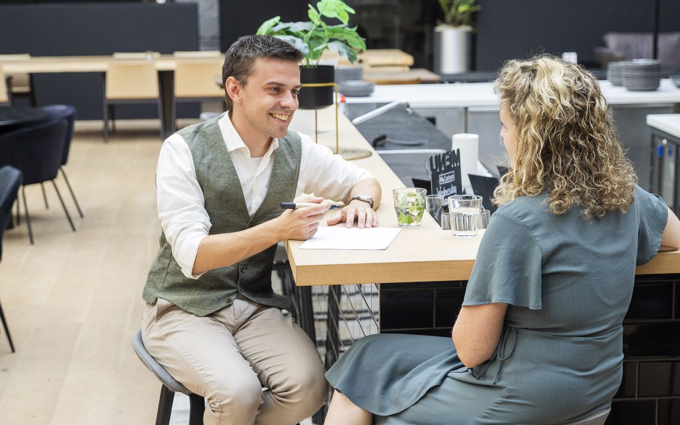 Ondernemer krijgt grip op de cijfers tijdens een adviesgesprek aan tafel