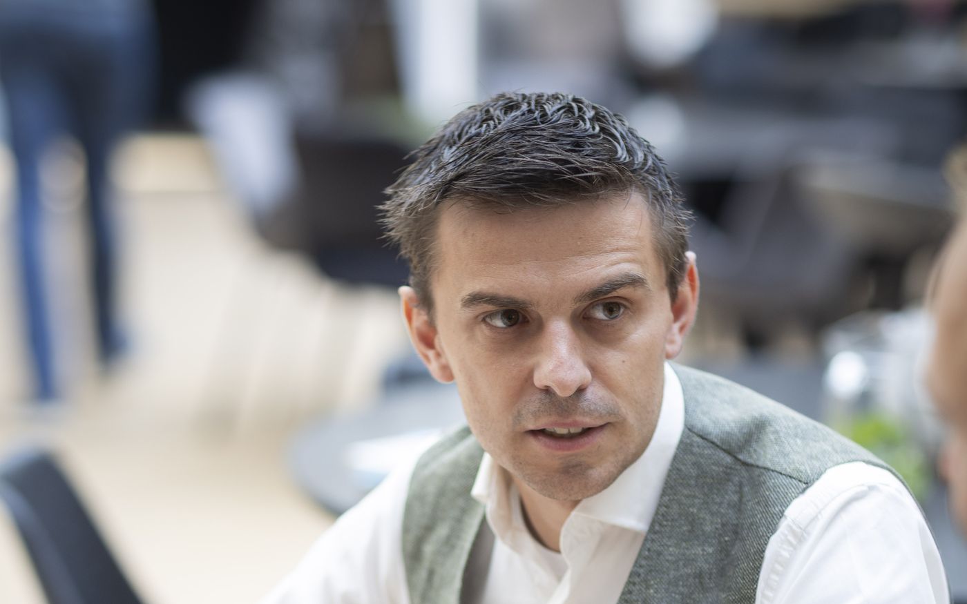 Adviseur wijst een ondernemer op rode vlaggen die kopers direct zien