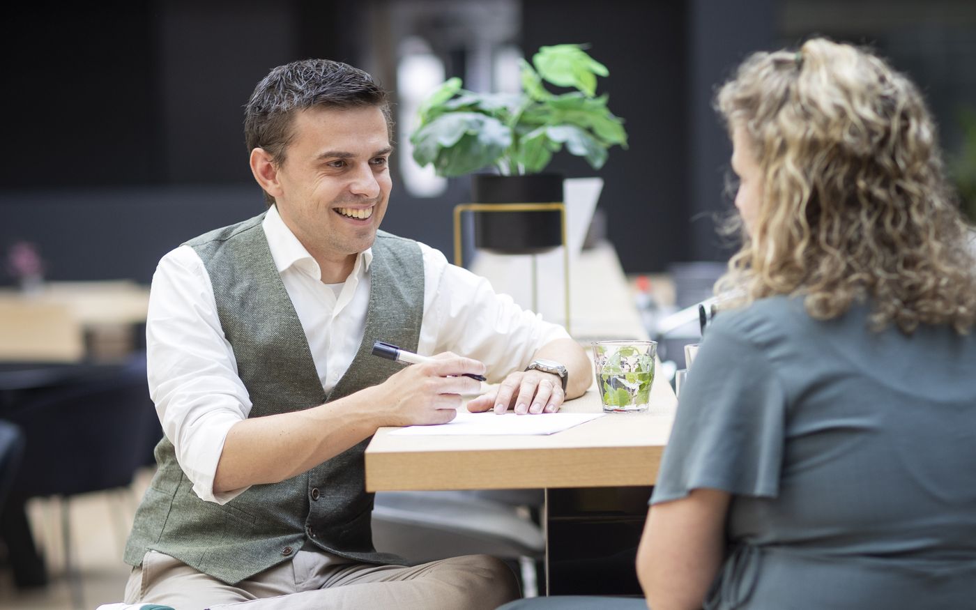 Adviseur kwalificeert een serieuze koper tijdens een gesprek aan tafel