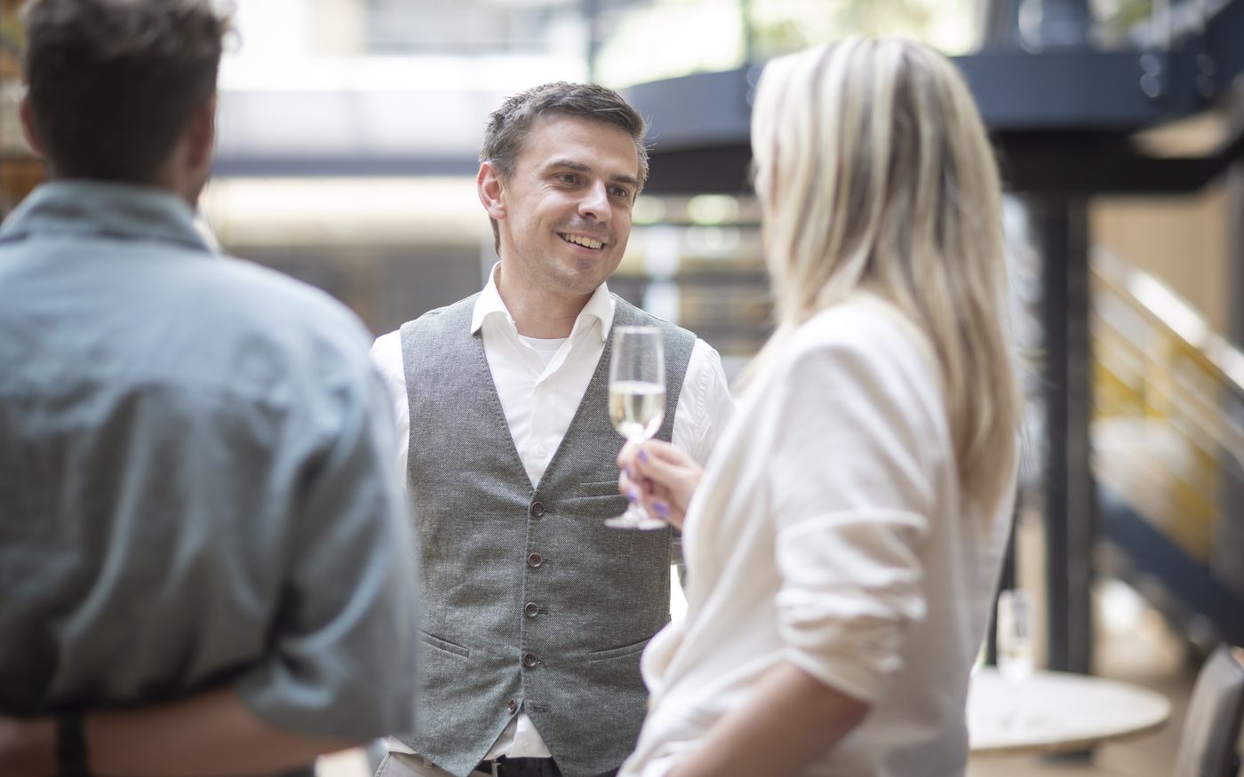 Ondernemer proost op een succesvolle exit na een zware fase