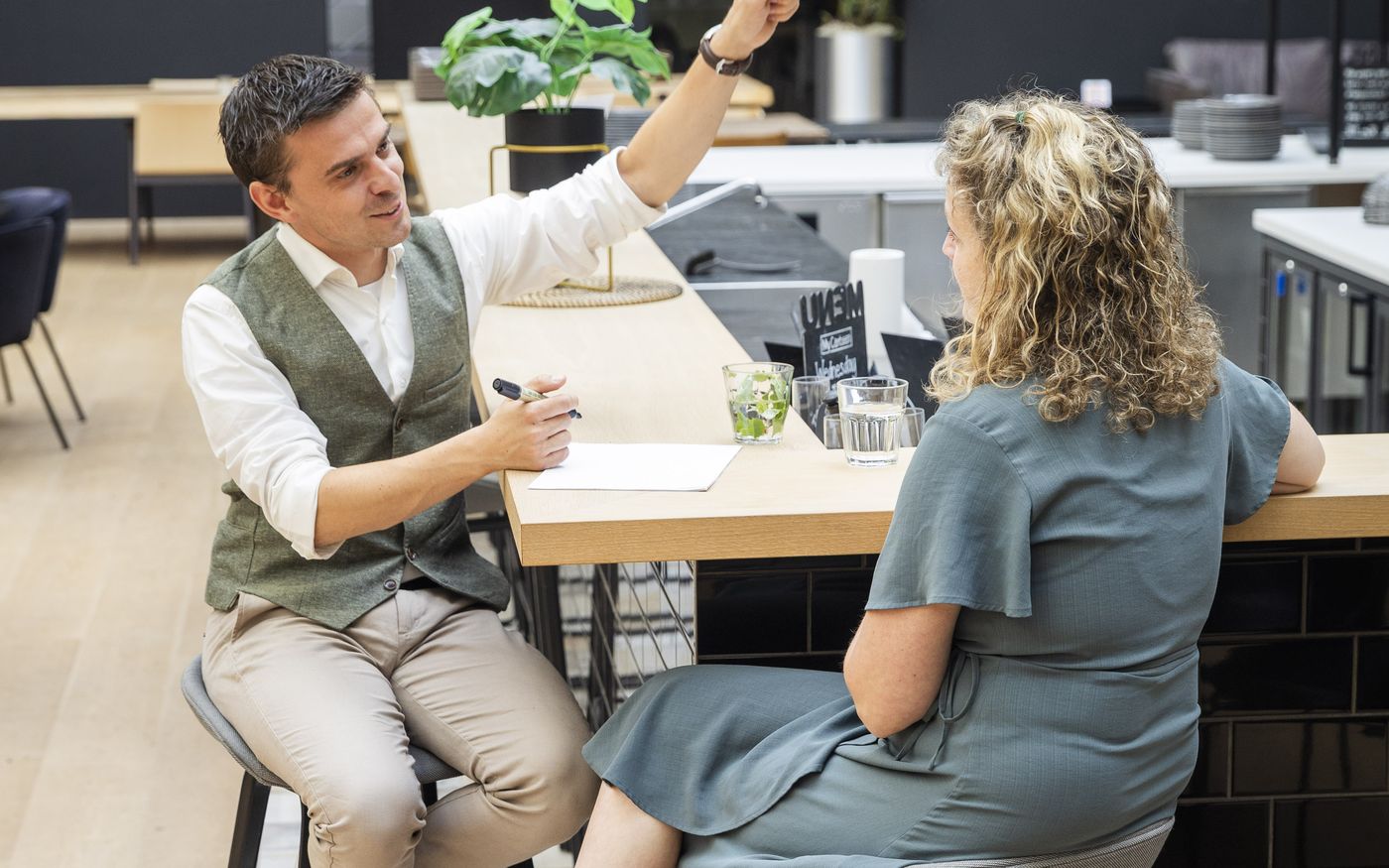 Adviseur en ondernemer bekijken achter de laptop hoe je de belastingdruk spreidt
