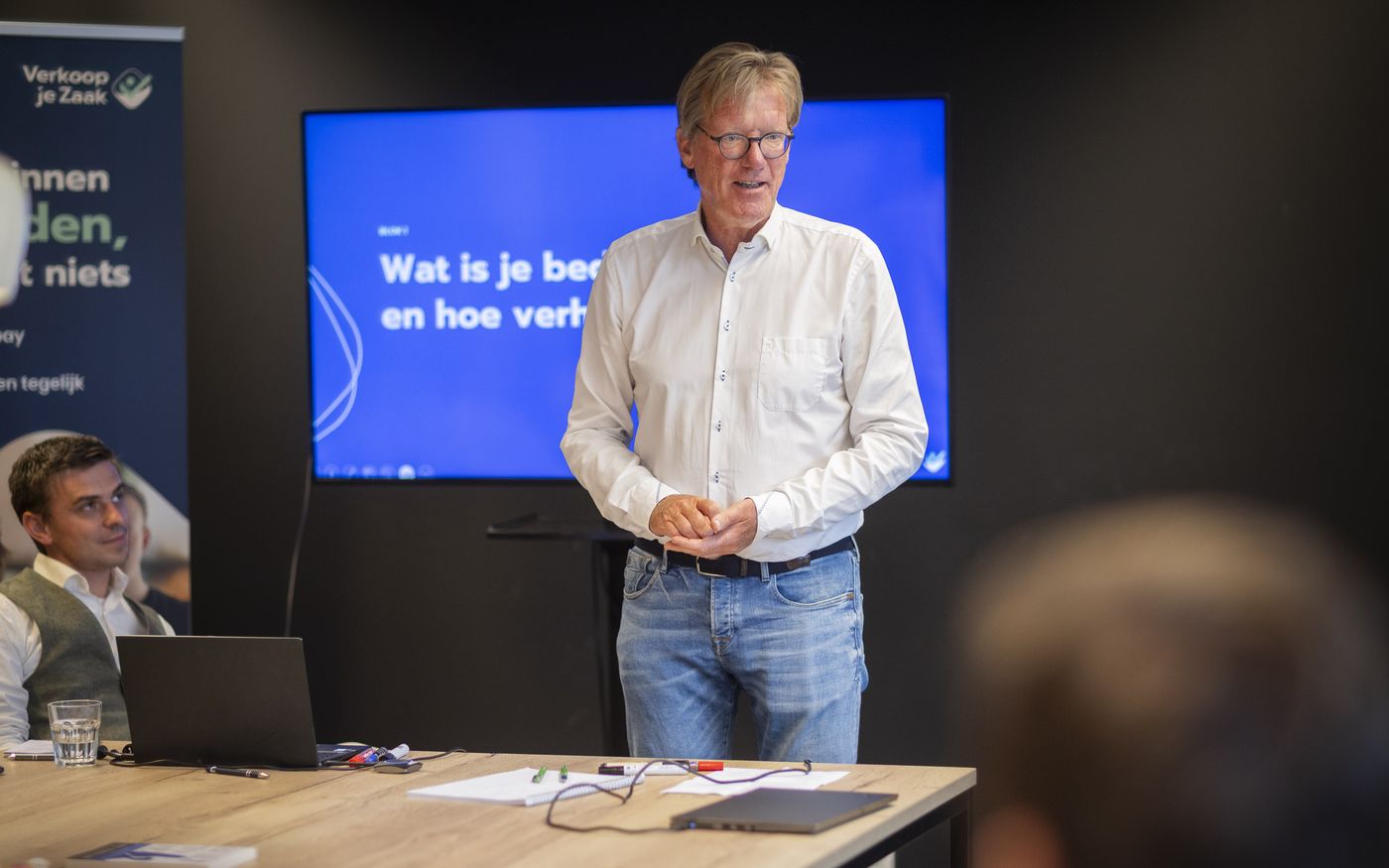 Spreker legt tijdens een sessie uit hoe je de waarde van een bedrijf berekent op basis van EBITDA